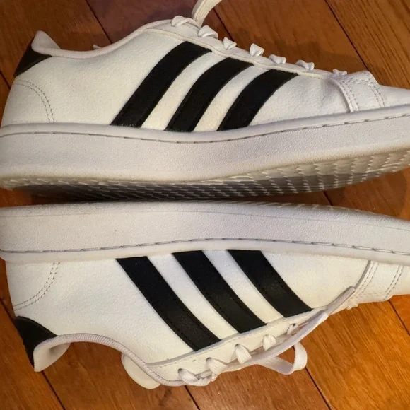 Adidas Cloudfoam White and Black Shoes - Picture 4 of 5